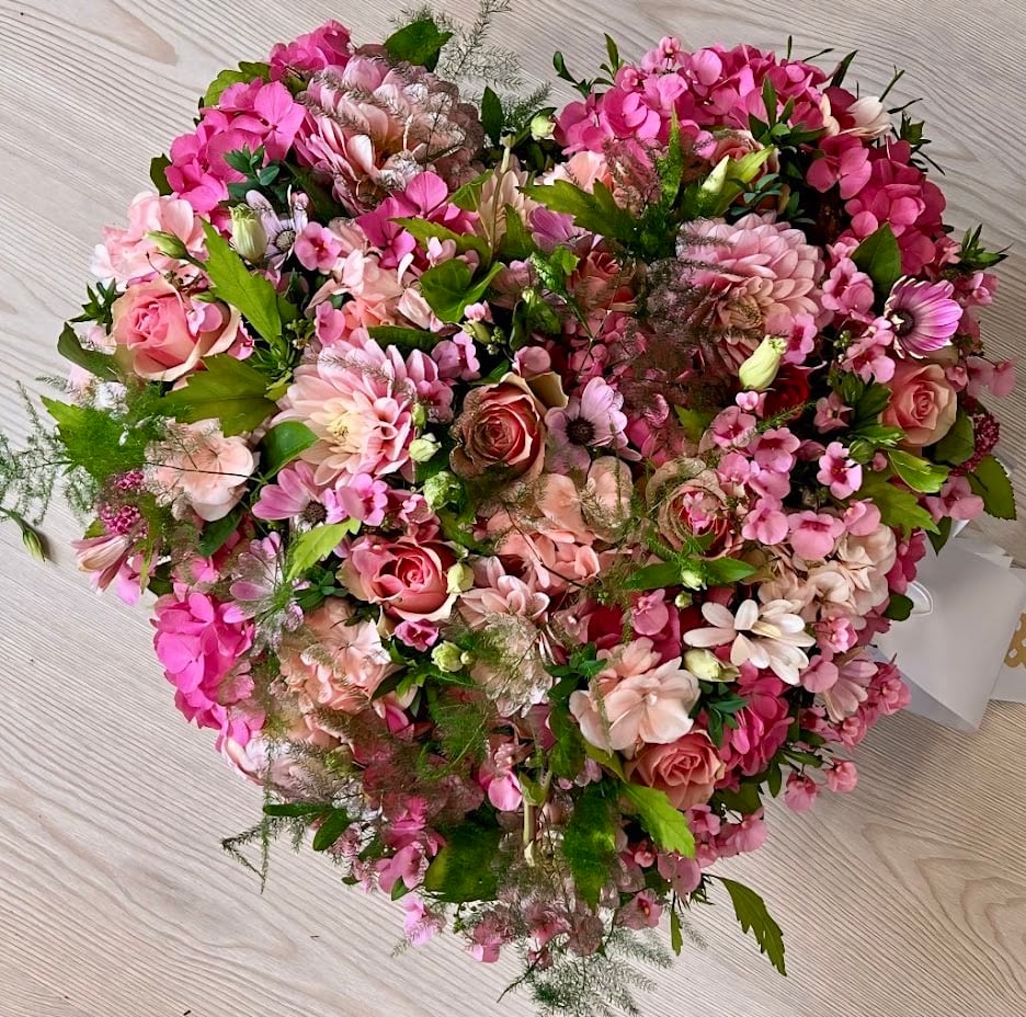 Rosa blomsterhjerte til Valentines dag