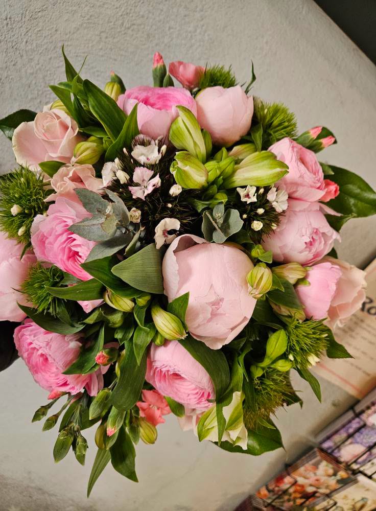 Håndbundet buket fra Fleur Blomster